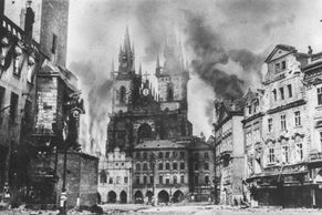 Jedinečné fotky Pražského povstání. Místa tvrdých bojů či zničené letadlo na ulici