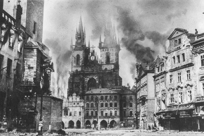 Boje na Staroměstském náměstí - pohled na náměstí od západu. Vlevo je vidět silně poškozený Orloj. 8.5.1945