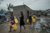 Jeden z humanitárních pracovníků sdělil agentuře AFP, že čtvrté největší město Mosambiku vypadá jako oceán na pevnině a že voda odřízla od světa mnoho vesnic. Svědek americké televizi CNN řekl, že zničené silnice lemují těla stovek obětí. Mrtvých tak bude pravděpodobně mnohem víc, než dosud uvádí úřady.