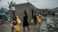 Jeden z humanitárních pracovníků sdělil agentuře AFP, že čtvrté největší město Mosambiku vypadá jako oceán na pevnině a že voda odřízla od světa mnoho vesnic. Svědek americké televizi CNN řekl, že zničené silnice lemují těla stovek obětí. Mrtvých tak bude pravděpodobně mnohem víc, než dosud uvádí úřady.