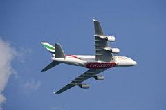 Největší dopravní letoun světa Airbus A380 začal pravidelně létat do Prahy, uveze 519 lidí
