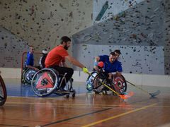 Florbalisté na vozíku trénují na mezinárodní turnaj, který bude pro některé z nich první zkušeností v reprezentačním týmu.