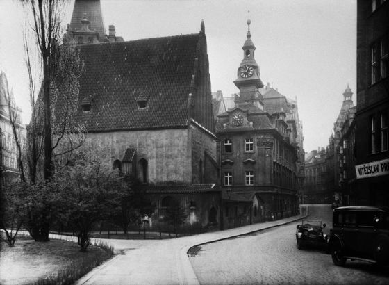 Staronová synagoga na pražském Starém Městě, 1933.