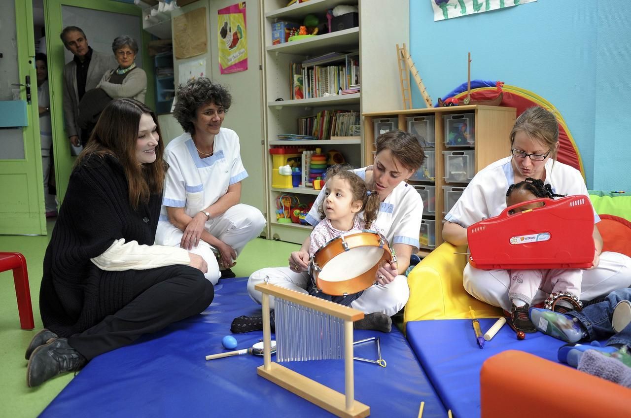 Carla Bruniová Sarkozyová v akci