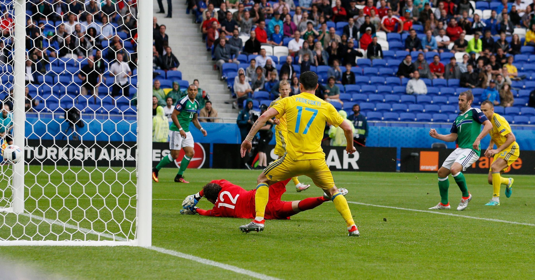 Euro 2016 Severní Irsko-Ukrajina:  Niall McGinn dává gól na 2:0