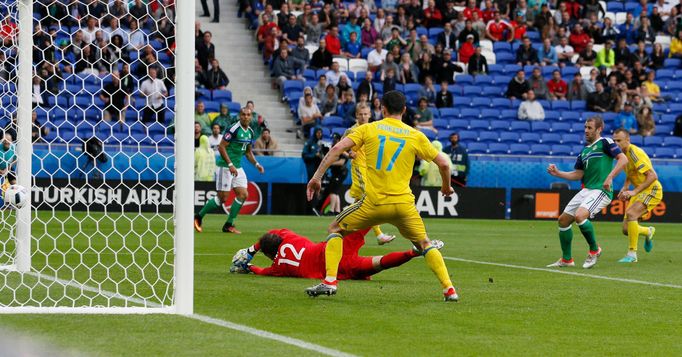 Euro 2016 Severní Irsko-Ukrajina:  Niall McGinn dává gól na 2:0