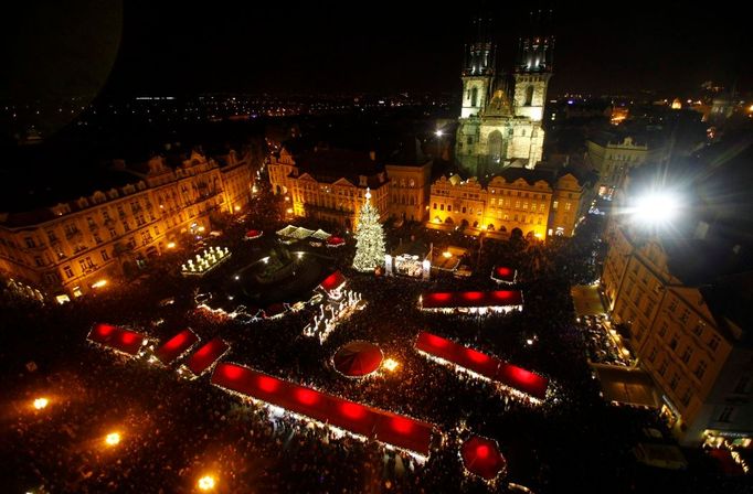 Tak zářil vánoční strom nad Staroměstským náměstím v roce 2011.