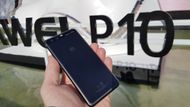 Nový telefon P10/P10 Plus od Huawei výrazně změnil design, a více tak připomíná iPhone 7. Čtečka otisků přesunutá na přední stranu telefonu slouží jako univerzální ovládací tlačítko. V Česku se bude prodávat za 16 tisíc korun.