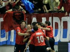 Hráči Osasuny slaví gól v síti Sevilly.