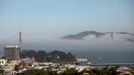 The Golden Gate Bridge is seen surrounded in fog in San Francisco, California May 8, 2012. REUTERS/Robert Galbraith (UNITED STATES - Tags: ENVIRONMENT CITYSPACE SOCIETY) Published: Kvě. 8, 2012, 10:18 odp.