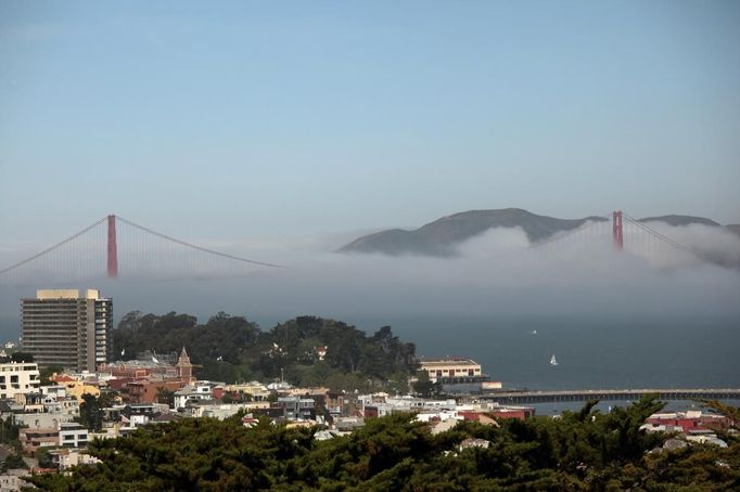 The Golden Gate Bridge is seen surrounded in fog in San Francisco, California May 8, 2012. REUTERS/Robert Galbraith (UNITED STATES - Tags: ENVIRONMENT CITYSPACE SOCIETY) Published: Kvě. 8, 2012, 10:18 odp.