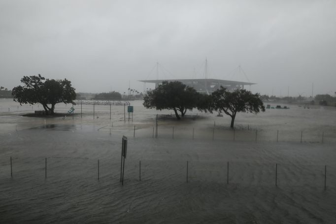 Pod vodou se ocitlo i okolí multifunkční arény Hard Rock stadium v Miami Gardens.