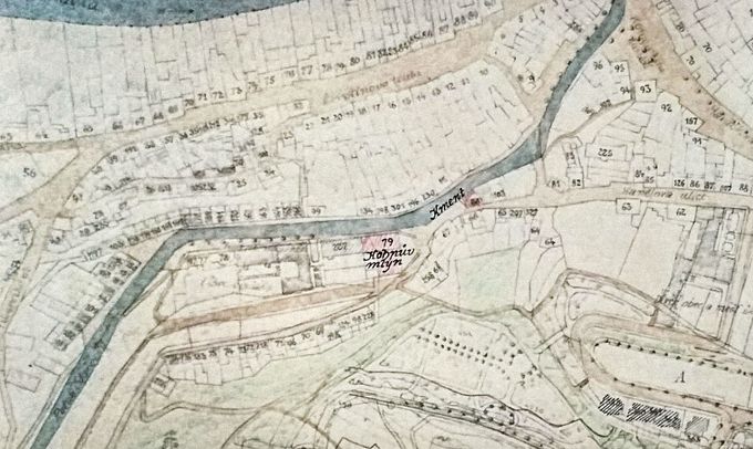 Dobová mapa Třebíče s vyznačeným Kohnovým mlýnem, místem brutálních vražd vyšetřovaných v roce 1925, a domkem Josefa Kmenta, podezřelého z kanibalismu.