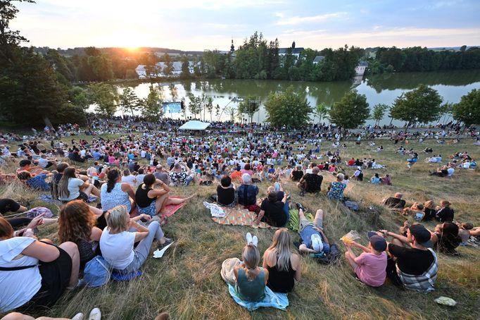 Koncert Vojtěcha Dyka na hladině Konventského rybníka.