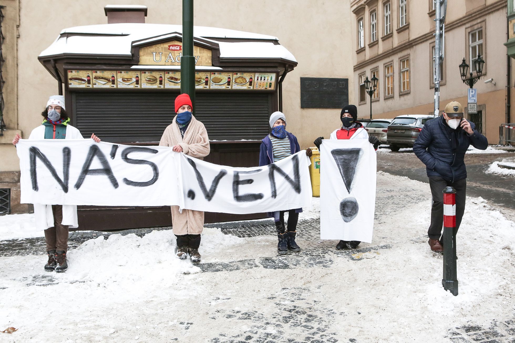 Protest studentů v županech za návrat do škol a podporu petice Nesmíme obětovat děti, 11. únor 2021