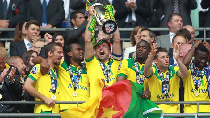 Fotbalisté Norwiche City slaví postup do Premeir League.