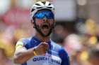 Gaviria přespurtoval Sagana a vyhrál úvodní etapu letošní Tour, Froome už ztrácí víc než minutu