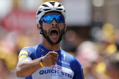 Gaviria přespurtoval Sagana a vyhrál úvodní etapu letošní Tour, Froome už ztrácí víc než minutu