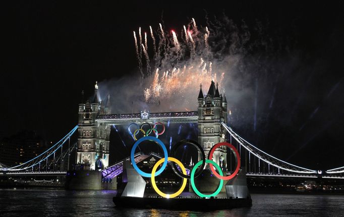 Proměna Tower Bridge pro zahajovací ceremoniál OH 2012 v Londýně.