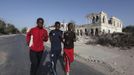 Somali athletes run along a ruined street as they train during preparations for the 2012 London Olympic Games in Somalia's capital Mogadishu, March 14, 2012. Picture taken March 14, 2012 file photo. Training in a bullet-riddled stadium where the remains of a rocket propelled grenade lies discarded on the track's edge counts as progress for Somali Olympic hopeful Mohamed Hassan Mohamed. A year ago, Mogadishu's Konis stadium was a base for Islamist militants and a work out meant at times running through the streets, dodging gun-fire and mortar shells in one of the world's most dangerous cities. To match OLY-SOMALIA-HOPES/ REUTERS/Feisal Omar/Files (SOMALIA - Tags: SPORT ATHLETICS SOCIETY OLYMPICS) Published: Čer. 11, 2012, 7:01 dop.