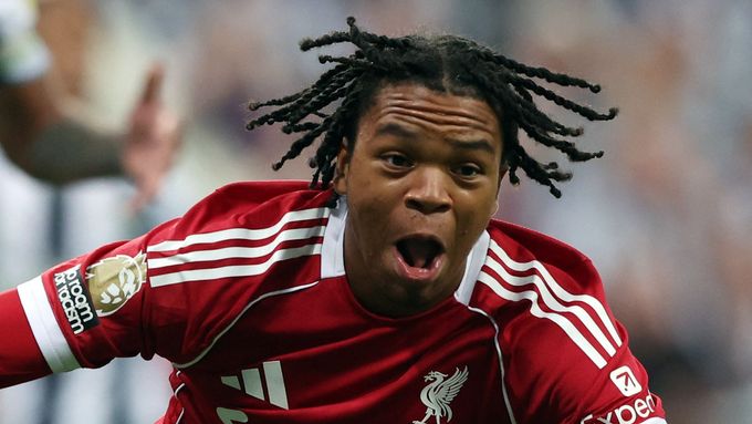 16letý Rio Ngumoha slaví vítězný gól Liverpoolu proti Newcastlu.