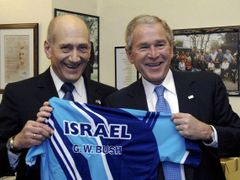 Izrael a USA jsou spojenci, ale občas to mezi nimi zaskřípe.Na snímku americký prezident Bush a izraelský premiér Olmert.