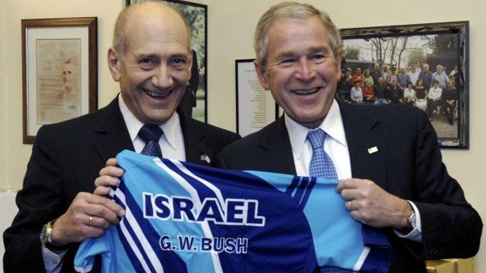 Bush dostal od izraelského premiéra Ehuda Olmerta izraelský dres se svojí jmenovkou.