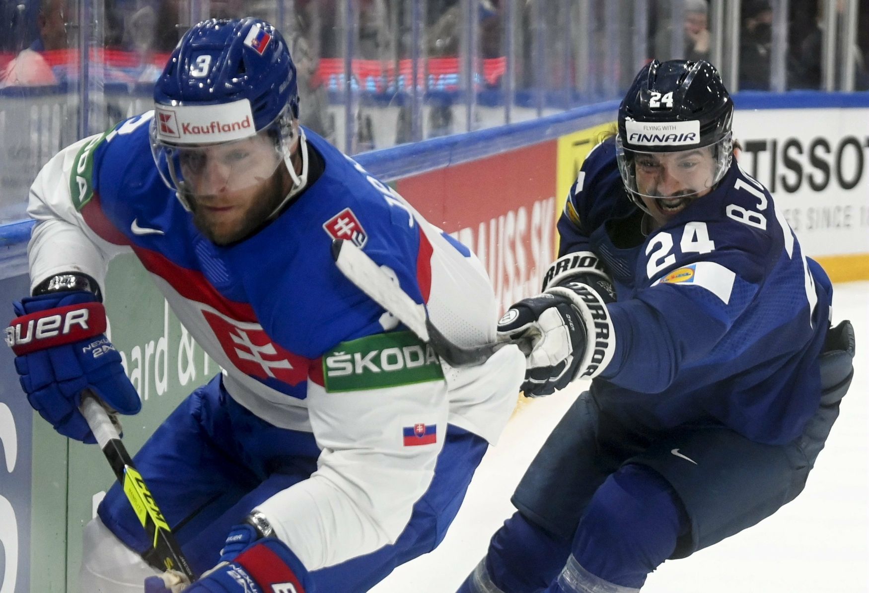 Adam Jánošík a Hannes Björninen ve čtvrtfinále MS 2022 Slovensko - Finsko