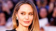 Řím, Itálie: Herečka Angelina Jolie pózuje na červeném koberci při premiéře filmu Couture režisérky Alice Winocour na římském filmovém festivalu.