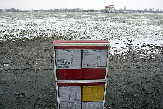 Jediná budova u konečné metra je hypermarket Letňany i tam raději jeďte autobusem