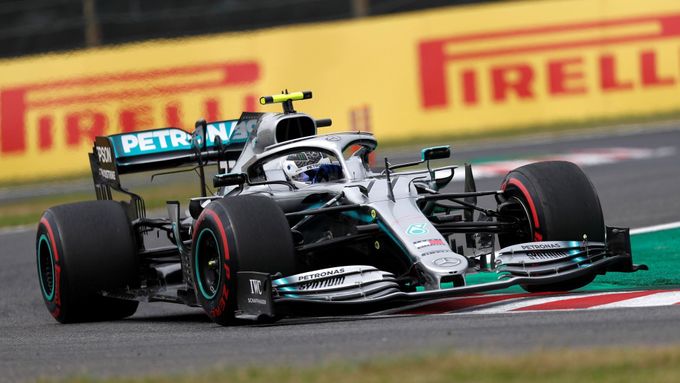 Valtteri Bottas v Mercedesu v pátečním tréninku na Velkou cenu Japonska.