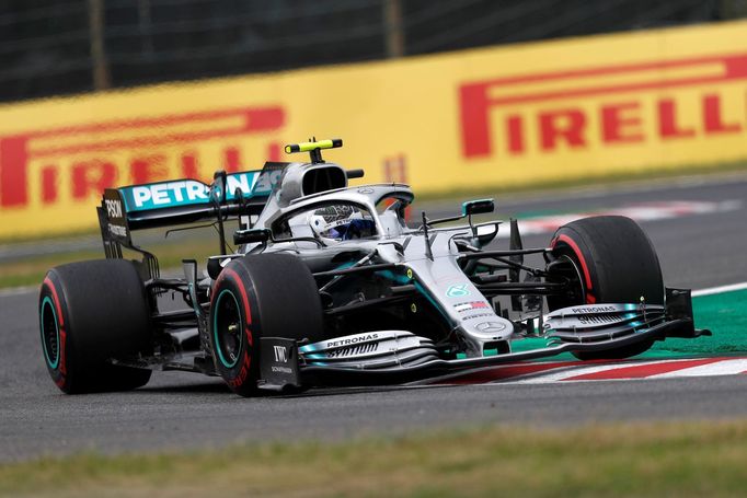 Valtteri Bottas v Mercedesu v pátečním tréninku na Velkou cenu Japonska.