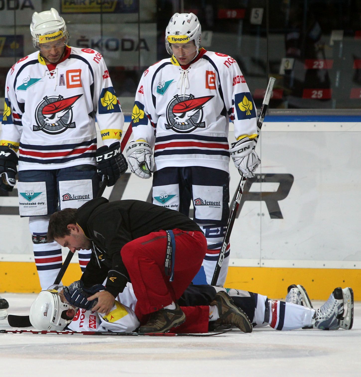 Hokejista Chomutova Lukáš Pulpán je ošetřován v utkání 16. kola Tipsport extraligy 2012/13 proti Spartě Praha.