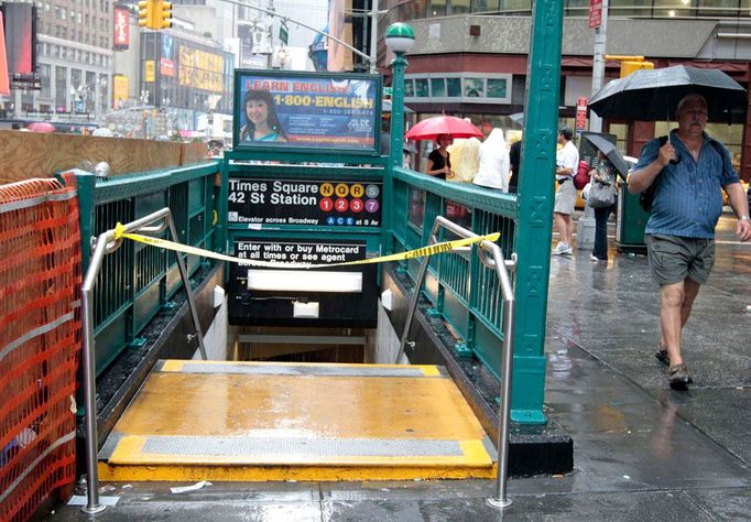 Zavřené metro na klíčovém (turistickém) uzlu na Times Square v New Yorku.