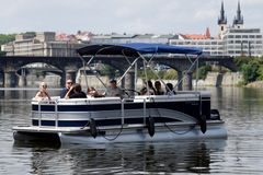 Na Vltavu vypluje nový přívoz, spojí Holešovice s Karlínem