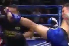 Video: Tvrdé k.o. rozhodčímu. Kickboxer poslal jedním kopem k zemi arbitra i soupeře