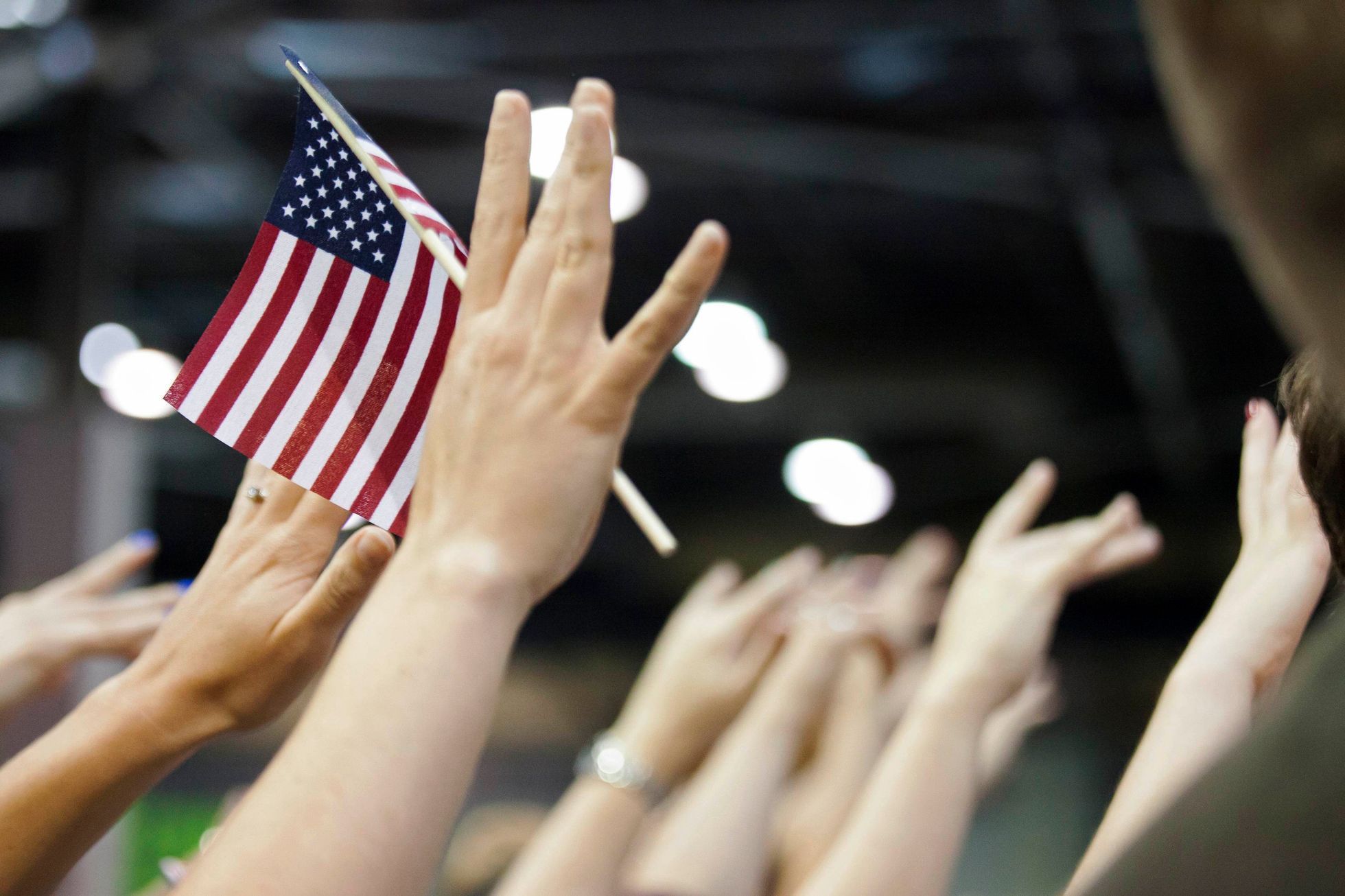Americká vlajka, USA, Američané, ruce, ilustrační foto