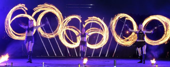 Artists perform with fire during a fire festival in Minsk, May 20, 2012. REUTERS/Vasily Fedosenko(BELARUS - Tags: SOCIETY) Published: Kvě. 20, 2012, 10:26 odp.