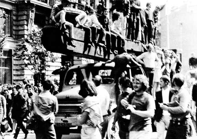 Fotoreprodukce dobového policejního vyšetřovacího spisu k srpnovým událostem v roce 1969.