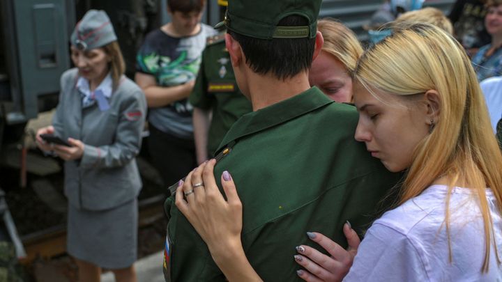 Možná je už nikdy neuvidíme. Rusové odchází na vojnu, na nádraží se loučí s rodinami; Zdroj foto: Reuters