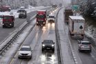 Zapadané Česko. Sníh opět komplikuje dopravu, těšit se z něj nemohou ani vlekaři