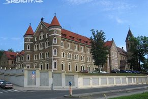 Poště se povedlo prodat unikátní klášter v centru Prahy. Požadovala 353 milionů
