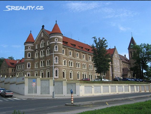 Bývalý klášter České pošty na Smíchově.