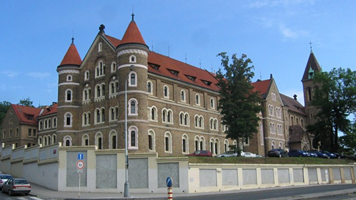 Výhodná koupě? Pošta se snaží prodat klášter na Smíchově, cenu snížila o 67 milionů