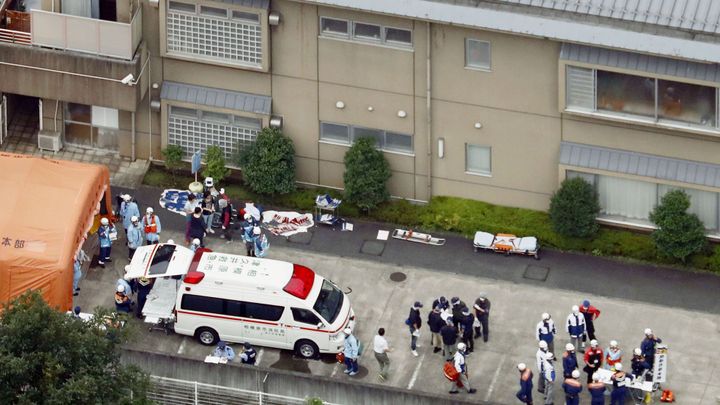 Útočník v Japonsku napadl nožem děti, jednu dívku zabil