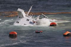 Stav ohrožení: Potopila se loď se 180 tunami chemikálií