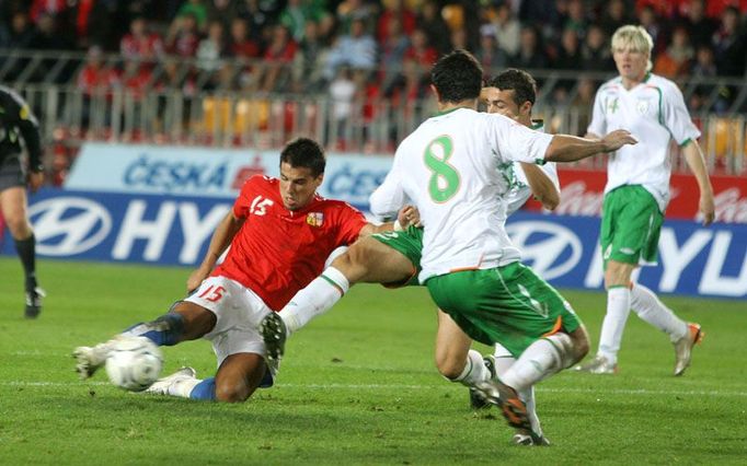 Milan Baroš v pádu střílí na branku Shaye Givena.