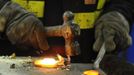 A steel sample is taken by a worker at the SSI steel plant at Redcar, northern England May 29, 2012. SSI Steel from Thailand took over the plant on February 24, 2011 after it had been closed by Tata steel. The blast furnace was relit on April 15 this year and the plant now employs 1800 workers and has produced and exported 136,000 tonnes of steel. REUTERS/Nigel Roddis (BRITAIN - Tags: BUSINESS ENERGY EMPLOYMENT) Published: Kvě. 29, 2012, 3:37 odp.