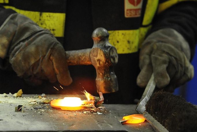 A steel sample is taken by a worker at the SSI steel plant at Redcar, northern England May 29, 2012. SSI Steel from Thailand took over the plant on February 24, 2011 after it had been closed by Tata steel. The blast furnace was relit on April 15 this year and the plant now employs 1800 workers and has produced and exported 136,000 tonnes of steel. REUTERS/Nigel Roddis (BRITAIN - Tags: BUSINESS ENERGY EMPLOYMENT) Published: Kvě. 29, 2012, 3:37 odp.