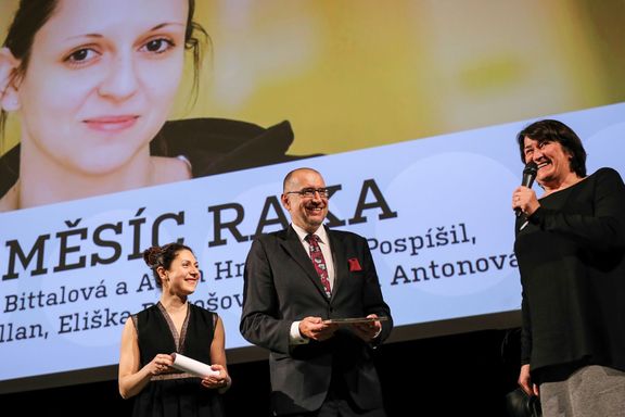 Barbora Antonová přebírá za Lucii Bittalovou cenu Gratias Tibi.